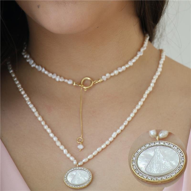 COLAR NOSSA SENHORA APARECIDA PÉROLAS, MADRE PÉROLA, C/ ZIRCÔNIA