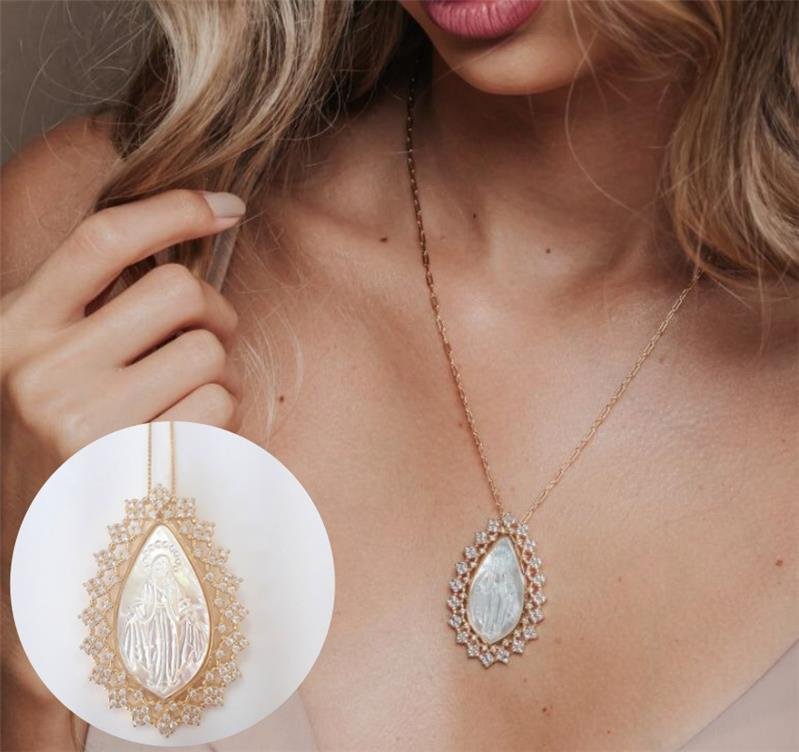 GARGANTILHA FOLHEADO A OURO COM VENEZINA MEDIA E PINGENTE GOTA CRAVEJADA COM NOSSA SENHORA MADRE PEROLA