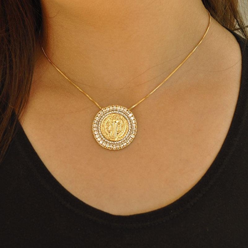 GARGANTILHA FOLHEADO A OURO COM VENEZIANA MEDIA E PINGENTE REDONDO SÃO BENTO CRAVEJADO