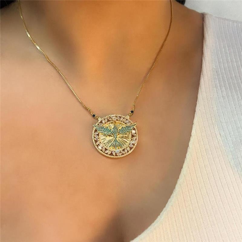 GARGANTILHA FOLHEADO A OURO COM REGULAGEM E PINGENTE ESPIRITO SANTO CRAVEJADO