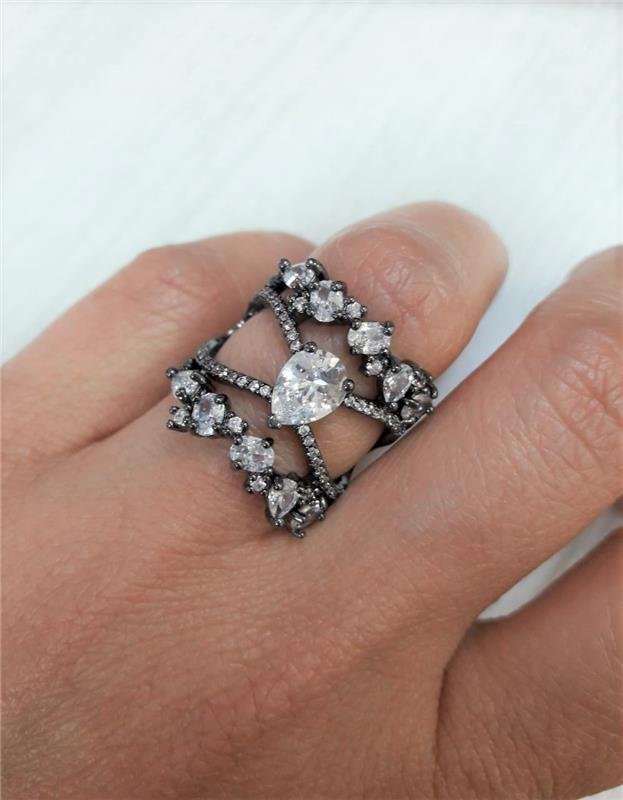 ANEL CRAVEJADO EM ZIRCONIAS FOLHEADO A RHODIO NEGRO