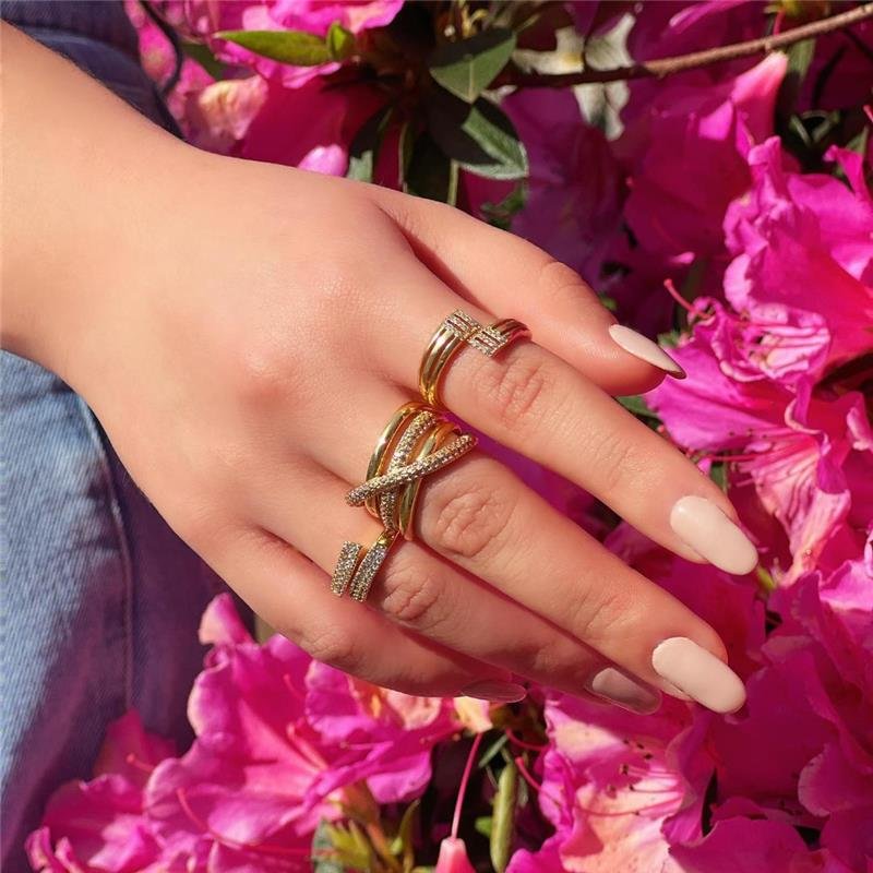 ANEL TRANSPASSADO CRAVEJADO EM ZIRCÔNIA FOLHEADO A OURO 