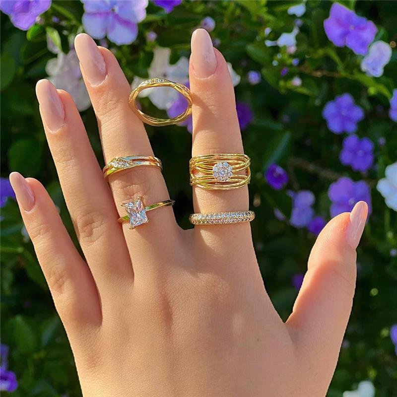 ANEL FOLHEADO A OURO TRABALHADO TODO CRAVEJADO