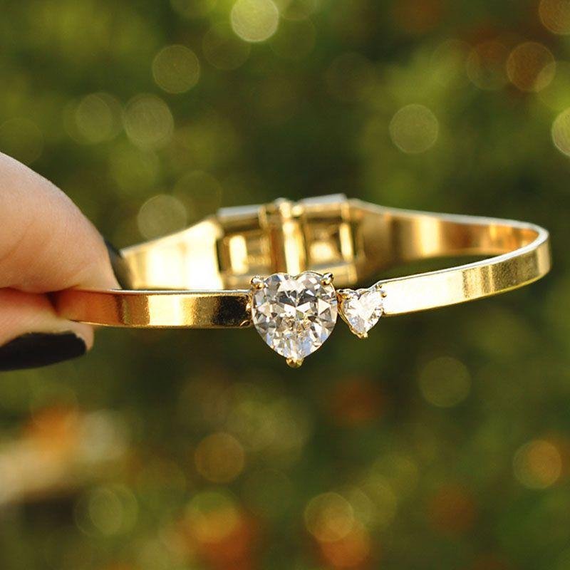 BRACELETE COM PEDRA CORAÇÃO FOLHEADO A OURO