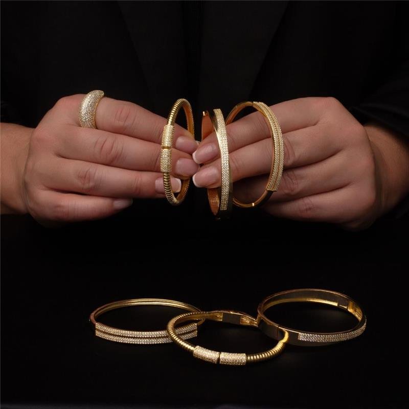 BRACELETE CRAVEJADO BANHADO OURO
