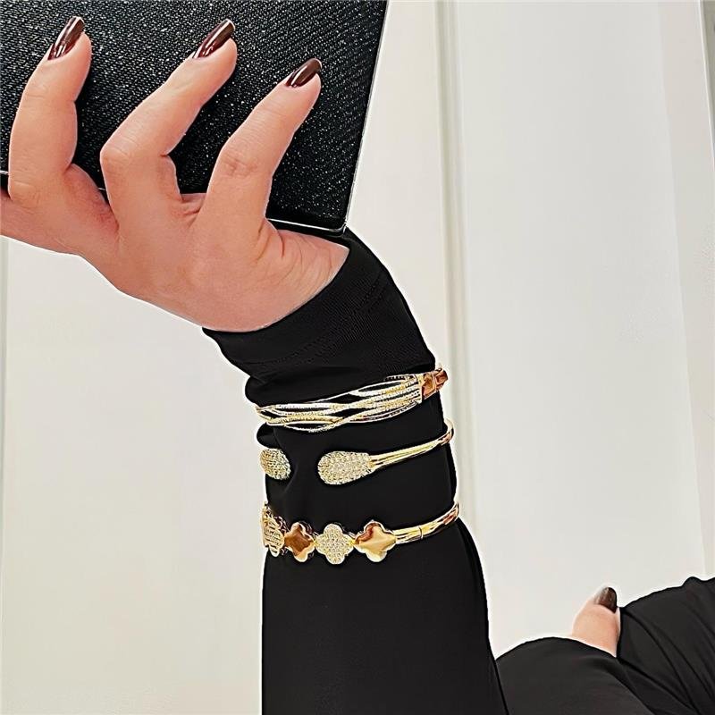 BRACELETE VINTAGE CRAVEJADO BANHADO OURO