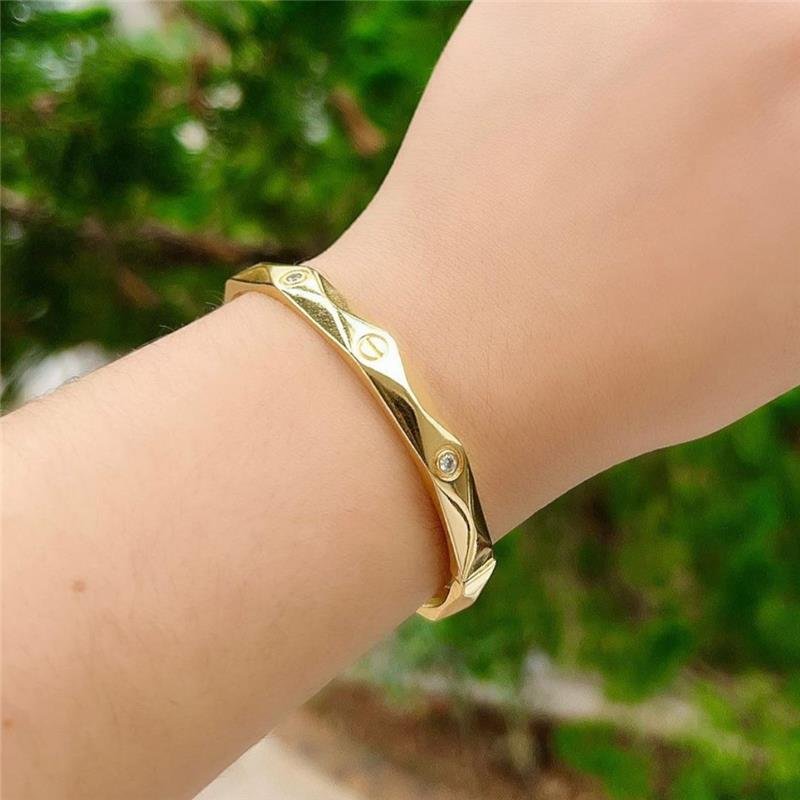 BRACELETE CRAVEJADO BANHADO OURO