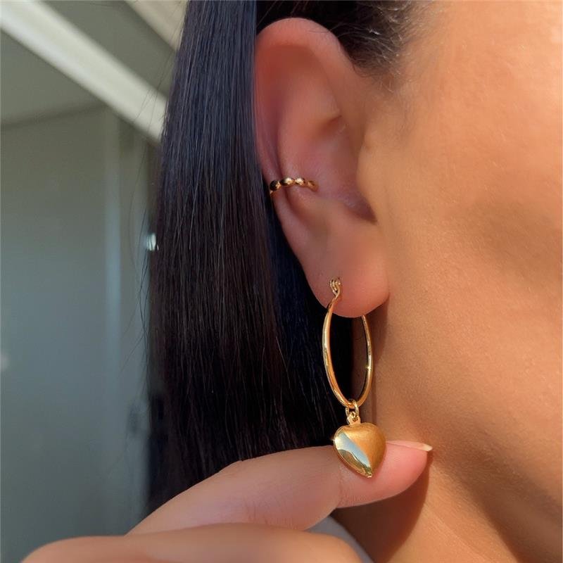 BRINCO ARGOLA TRANQUETA 25MM PINGENTE CORAÇÃO BANHADO OURO