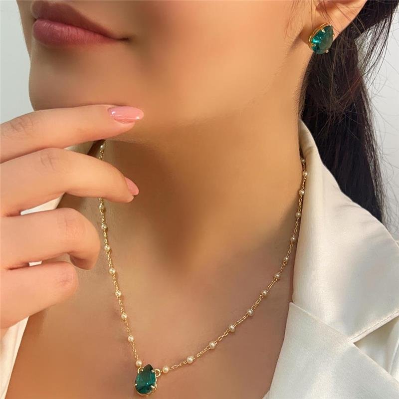 BRINCO PEDRA GOTA FOLHEADO OURO