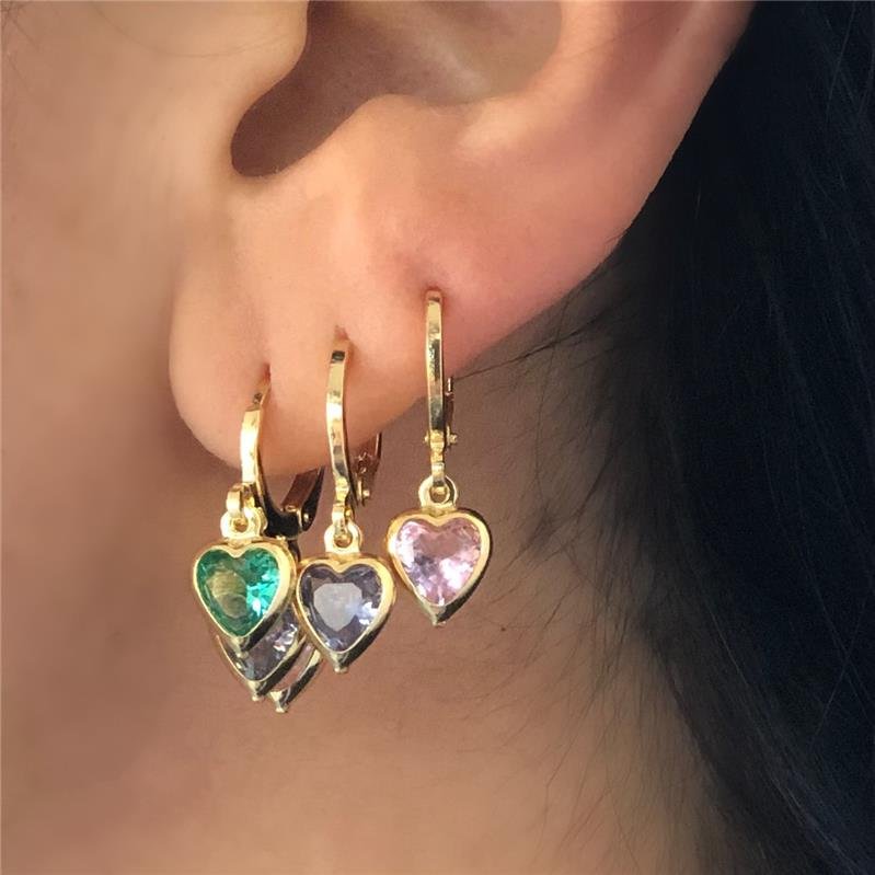 BRINCO ARGOLA COM CORAÇÕES COLORIDOS FOLHEADO OURO