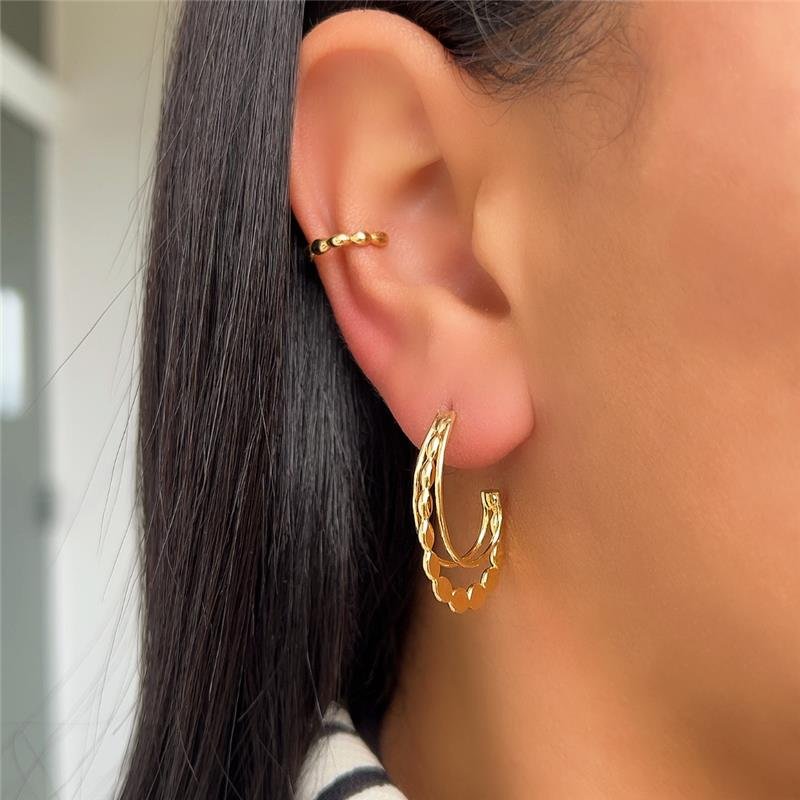 BRINCO MEIA ARGOLA DOIS ARCOS LISOS E UM TRABALHADO FOLH. OURO 