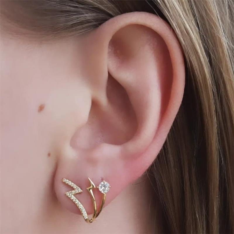 BRINCO FIO TRIPLO CRAVEJADO COM ZIRCONIA FOLH. OURO