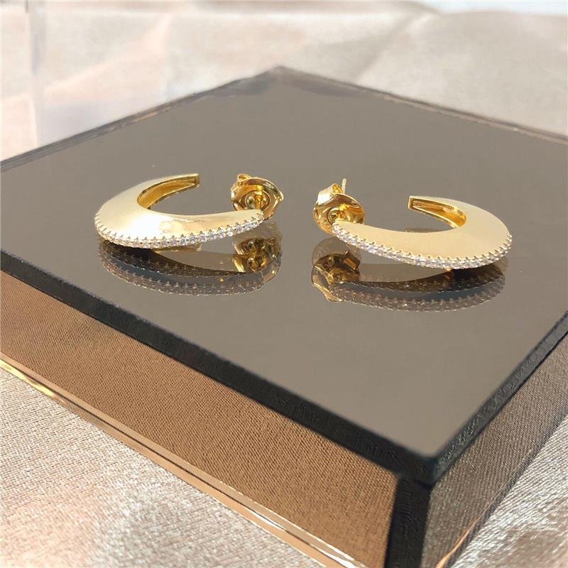 BRINCO LISO COM ZIRCONIAS CRAVEJADAS FOLH. OURO