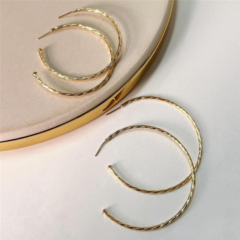 BRINCO ARGOLA TORCIDA 50MM BANHADO OURO