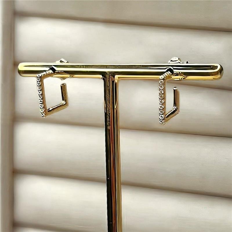 BRINCO QUADRADO BANHADO OURO