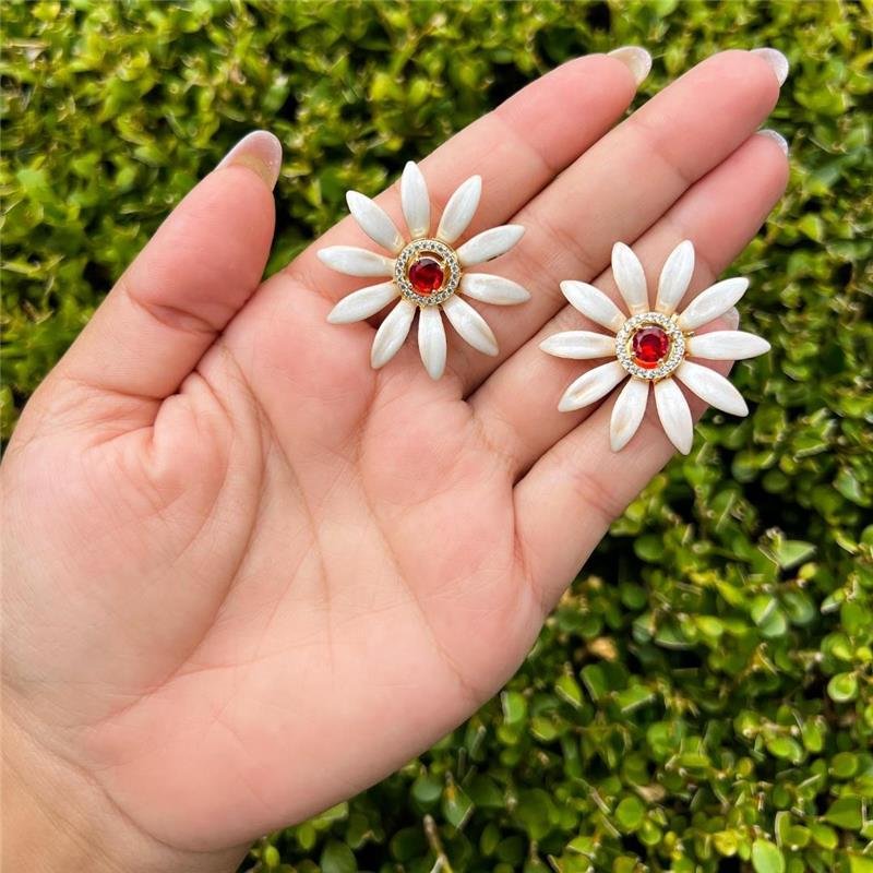 BRINCO FLOR RESINADA BANHADO OURO - MADRE PÉROLA