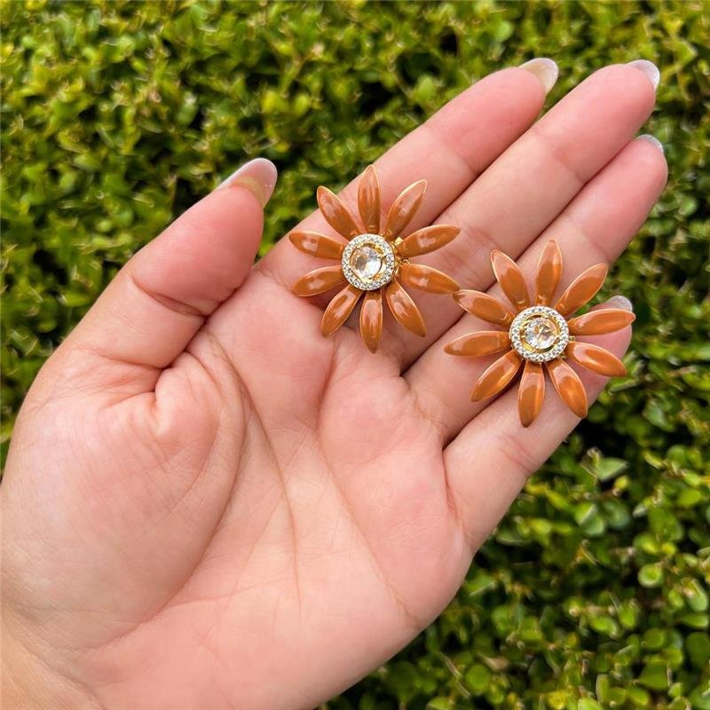 BRINCO FLOR RESINADA BANHADO OURO - MARROM