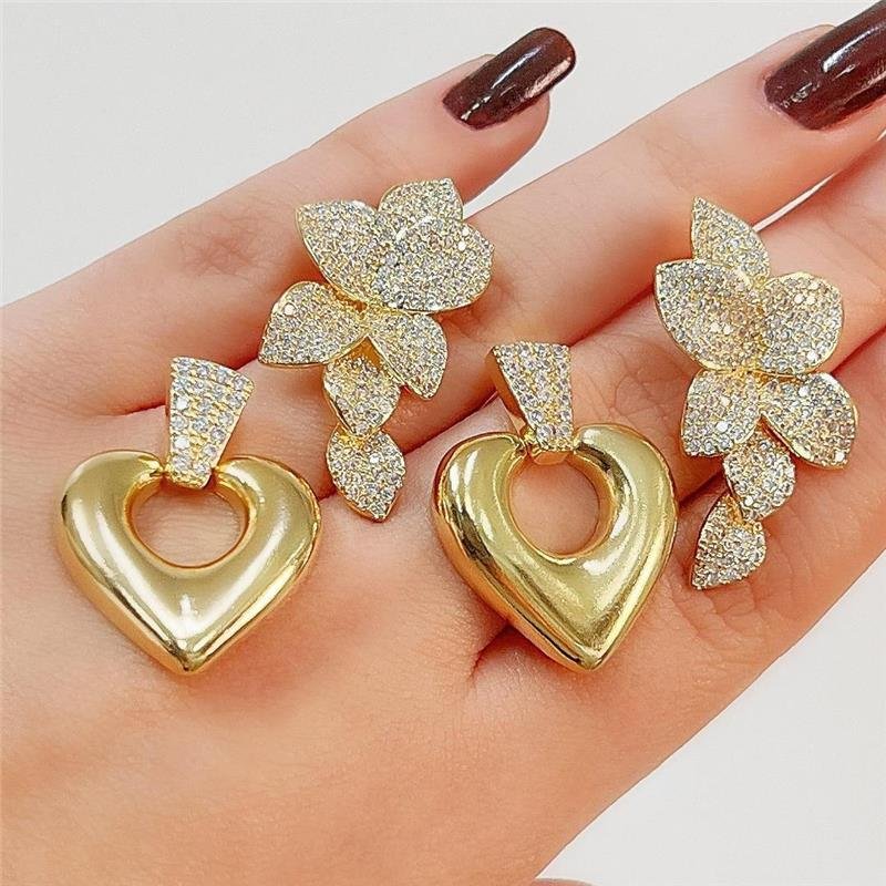 BRINCO FOLHAS CRAVEJADAS BANHADO OURO