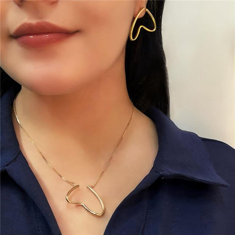 BRINCO CORAÇÃO ESTILIZADO BANHADO OURO