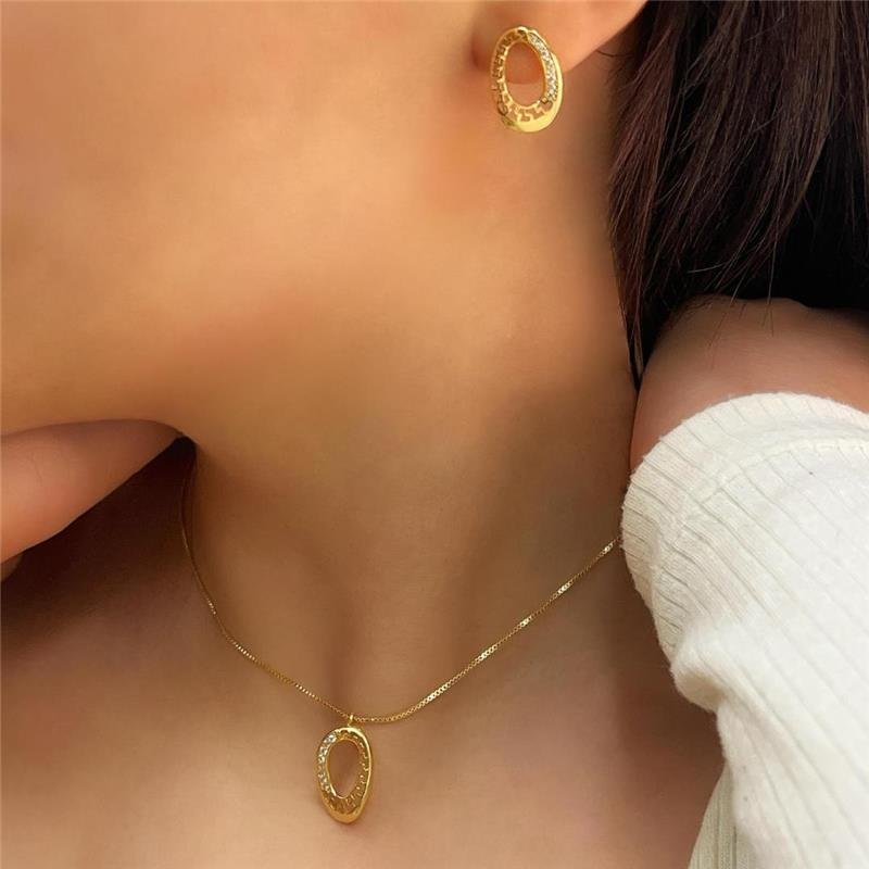 BRINCO TORCIDO BANHADO OURO