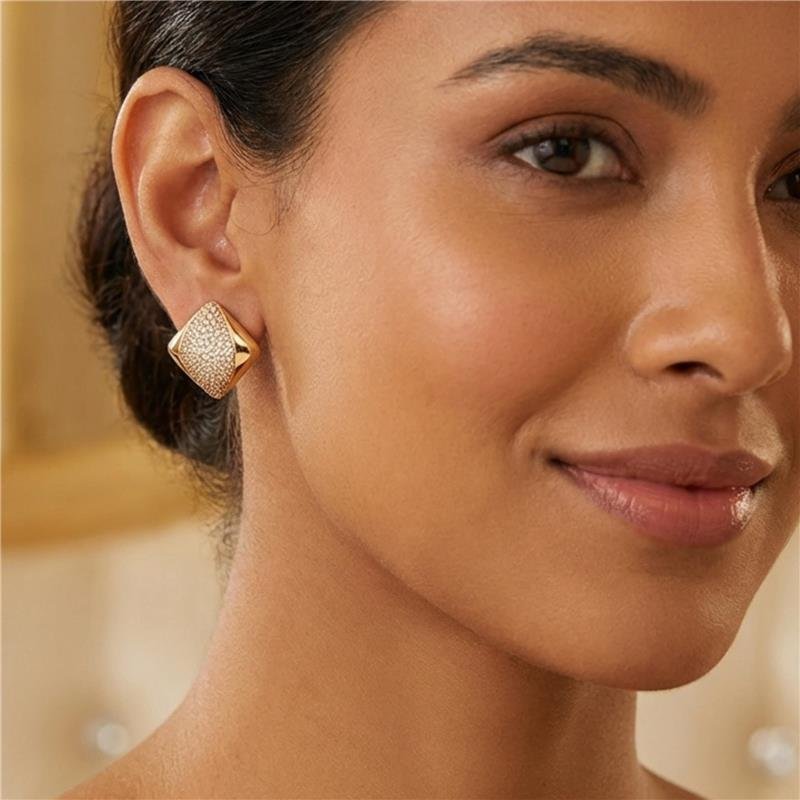 BRINCO QUADRADO CRAVEJADO BANHADO OURO