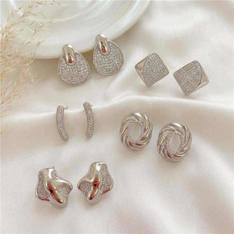 BRINCO FILETE CRAVEJADO BANHADO RÓDIO