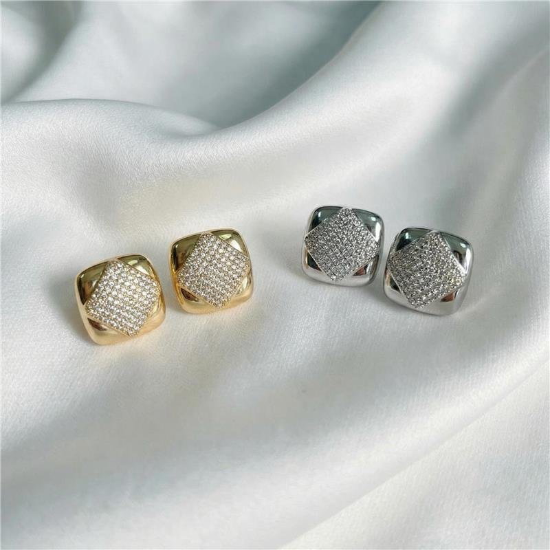 BRINCO QUADRADO CRAVEJADO BANHADO OURO