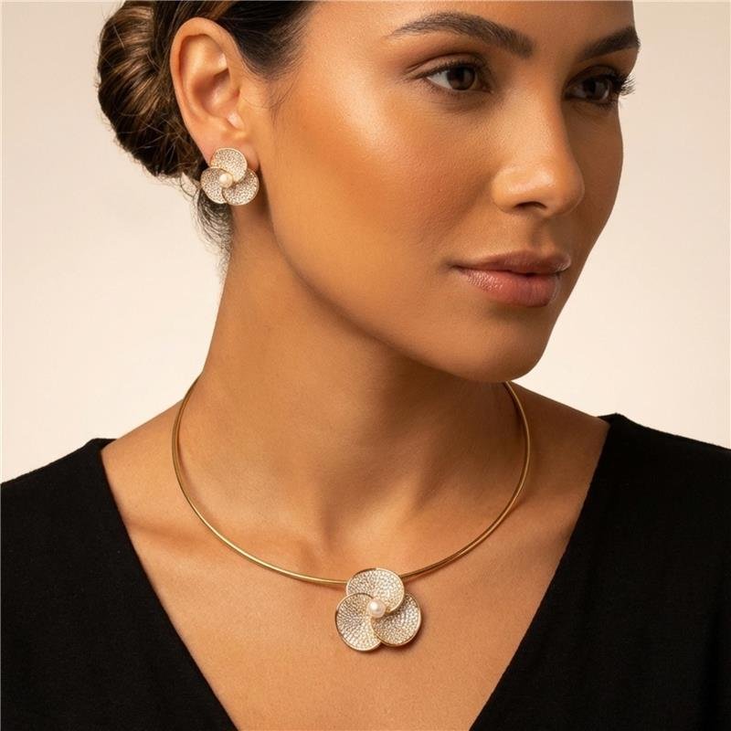 BRINCO FLOR CRAVEJADA BANHADO OURO
