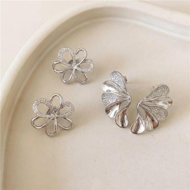 BRINCO MEIA FLOR CRAVEJADA BANHADO RÓDIO