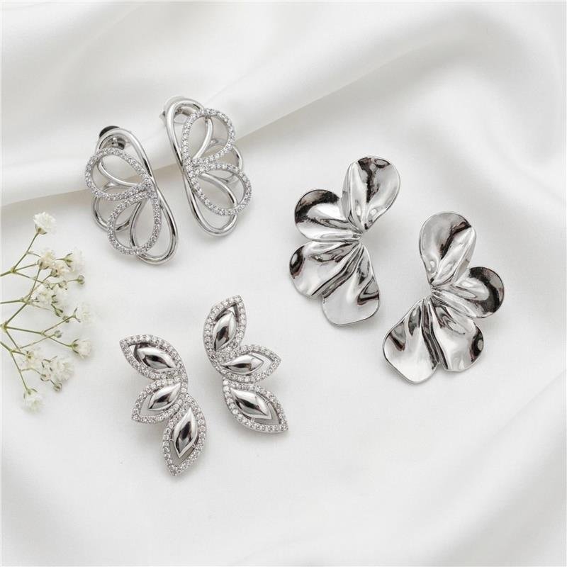 BRINCO MEIA FLOR CRAVEJADA BANHADO RÓDIO